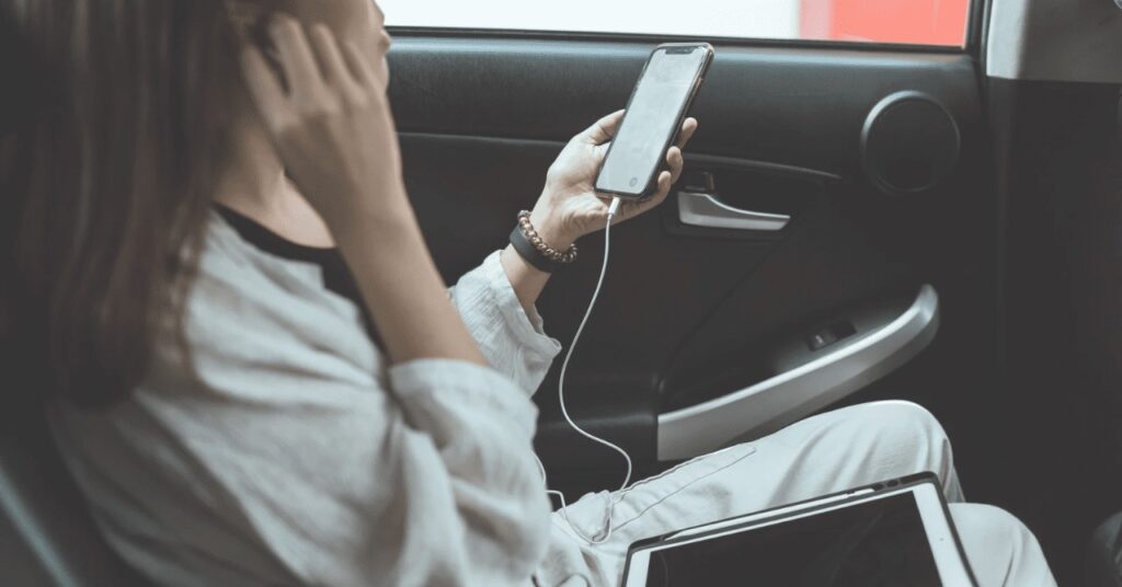 車内で音楽を聴く女性